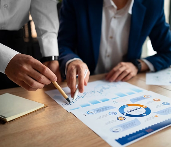 Especialista da Centralmaster analisando dados financeiros para planejamento estratégico